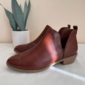 New Universal Thread Brown Vegan Leather Slip On Ankle Booties Women’s 10